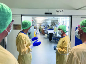 homas Weber (vorne, rechts) besuchte im April 2020 die Corona-Abteilung des Bruderholzspitals und liess sich von Intensivmediziner und Chefarzt Lukas Fischler über die aktuelle Lage informieren. Foto: Rolf Wirz